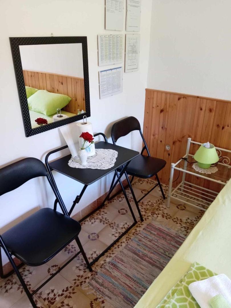 Apartments And Rooms By The Sea Martinscica, Cres - 23980 Oda fotoğraf