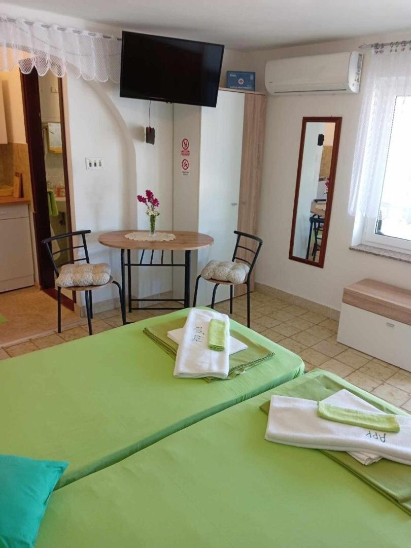 Apartments And Rooms By The Sea Martinscica, Cres - 23980 Oda fotoğraf